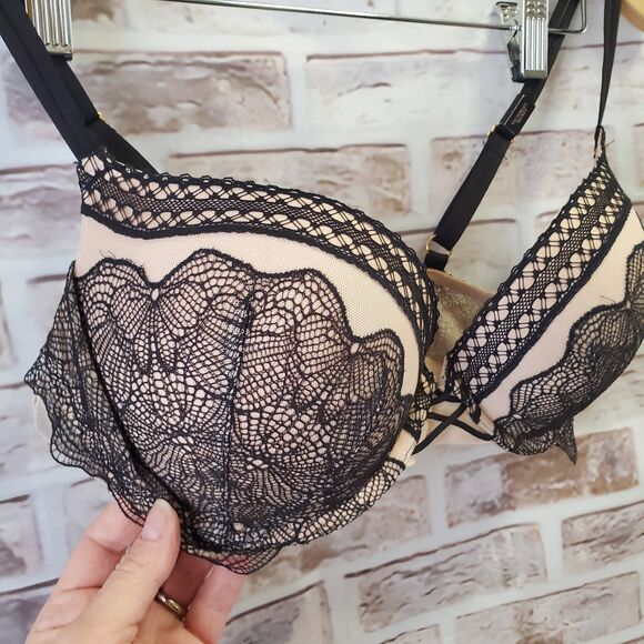 Victoria Secrets Bra 36C - Picture 2 of 13